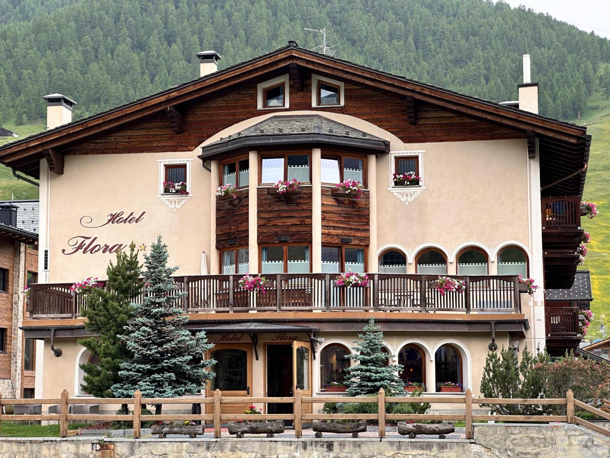 Hotel Flora Livigno Exteriör bild